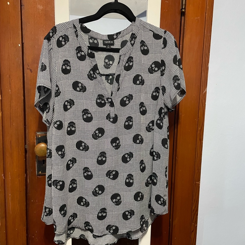 Torrid size 1 cute plaid skulls Harper short-sleeve blouse